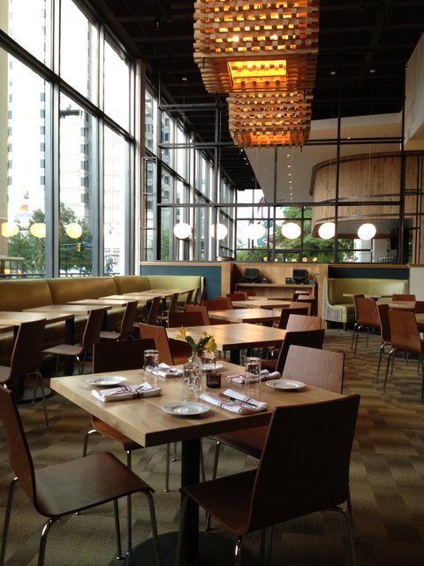White Oak Kitchen & Cocktails opens in Downtown Atlanta