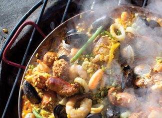 Tips and recipes for a perfect paella party