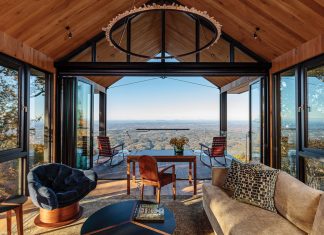 An Atlanta-based architect and furniture designer team up to create a floating glass mountaintop retreat mountaintop retreat at Blackberry Farm