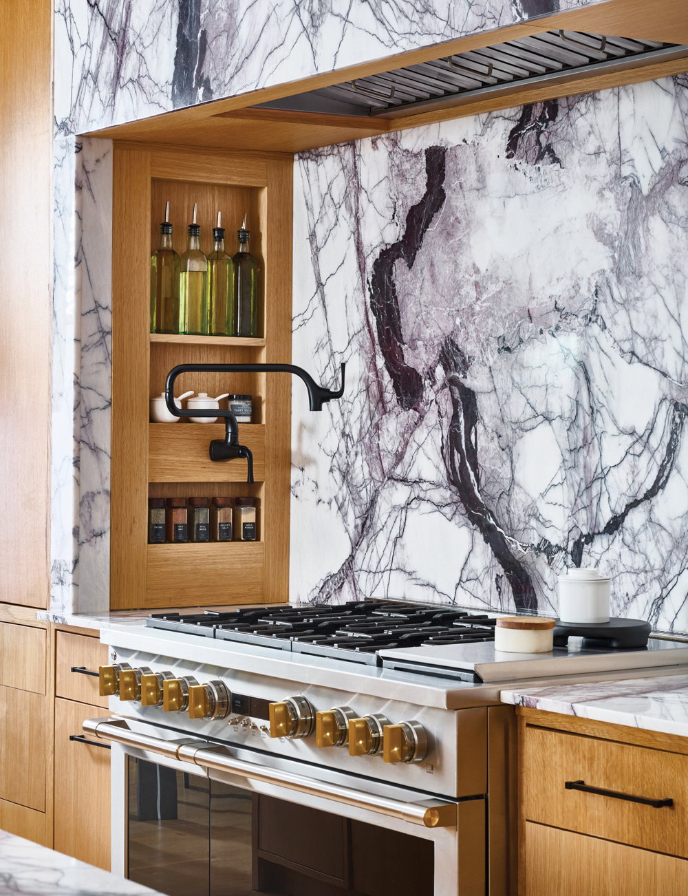 marble backsplash walls above the oven and stove